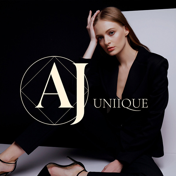 Modelo feminino elegante usando roupas pretas com logotipo AJ Unique ao lado, representando branding de moda e sofisticação